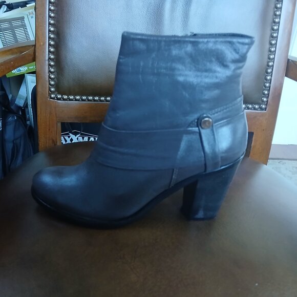 All leather new womens short boot. - Picture 5 of 9